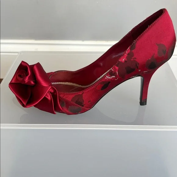 White House Black Market Alexa Red Floral Rosette Pumps - Picture 3 of 13